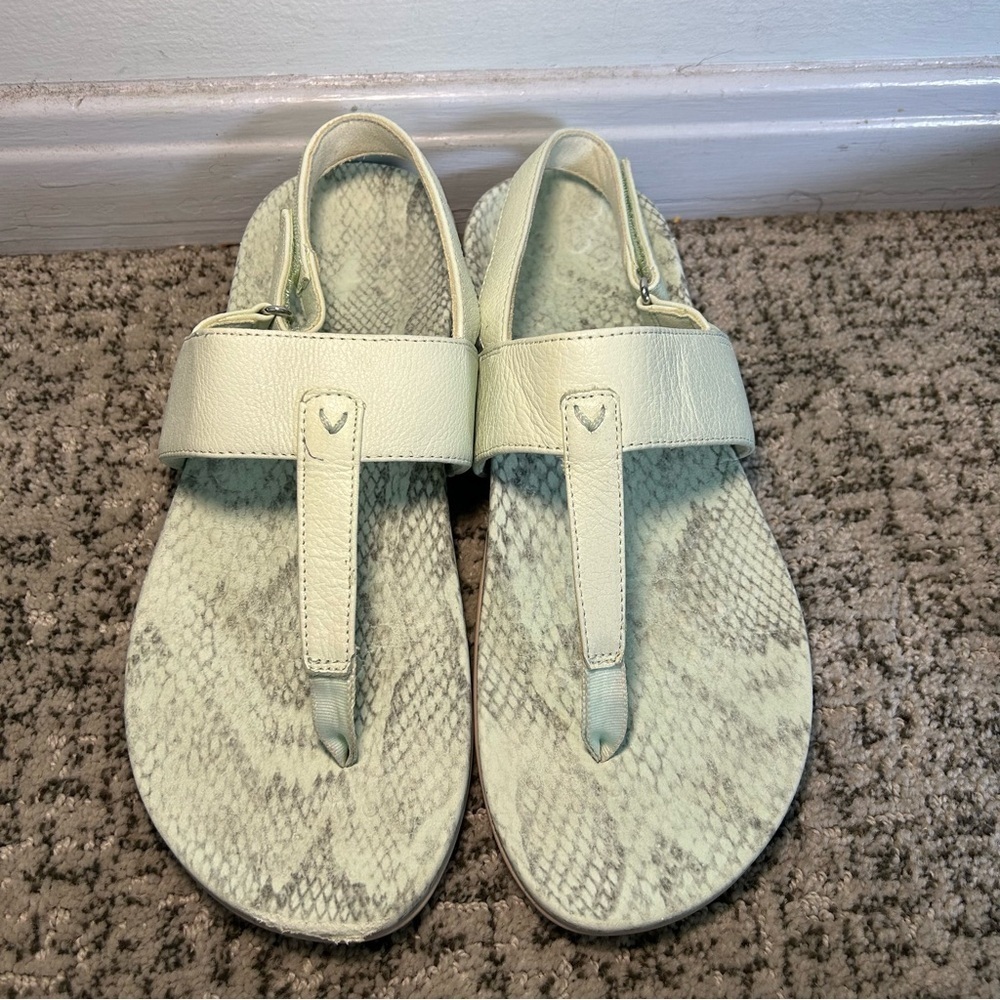 Vionic Tala T Strap Supportive Leather Mint Green Thong Sandals Size 8.5